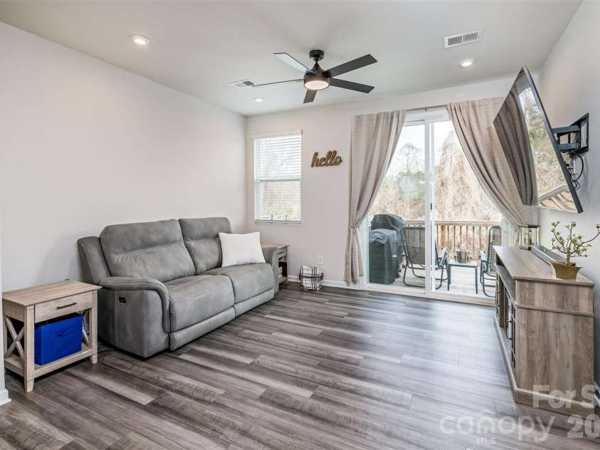 1206 Keydet Drive, Charlotte, NC 28216.  MLS# CAR4345736, YatesRealty ID 1984. Spacious great room overlooking the deck!