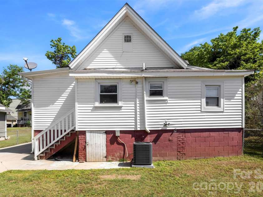 1113 4th Avenue, Gastonia, NC 28052.  MLS# CAR4377228, YatesRealty ID 19841. 
