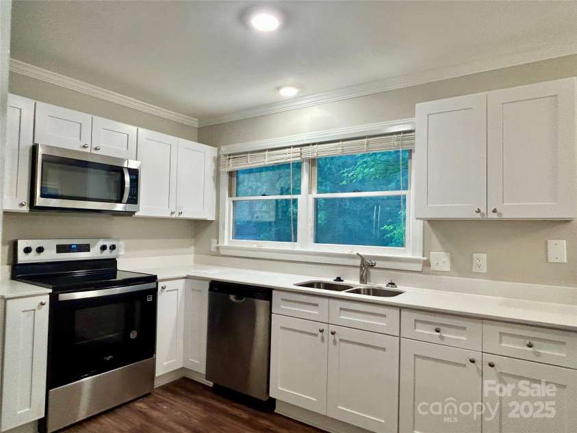 7401 Kinsmore Lane, Charlotte, NC 28269.  MLS# CAR4250625, YatesRealty ID 19848. 