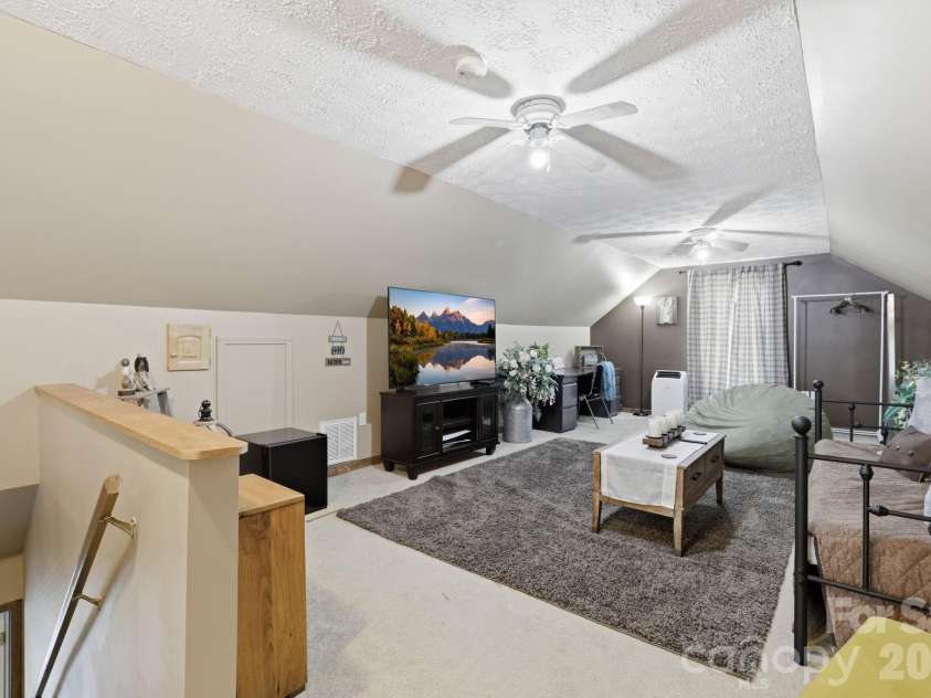10 Country Road, Hendersonville, NC 28791.  MLS# CAR4372517, YatesRealty ID 19851. Third floor loft