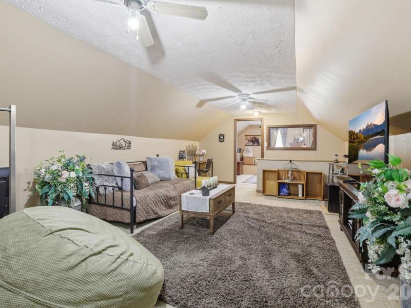 10 Country Road, Hendersonville, NC 28791.  MLS# CAR4372517, YatesRealty ID 19851. Third floor loft