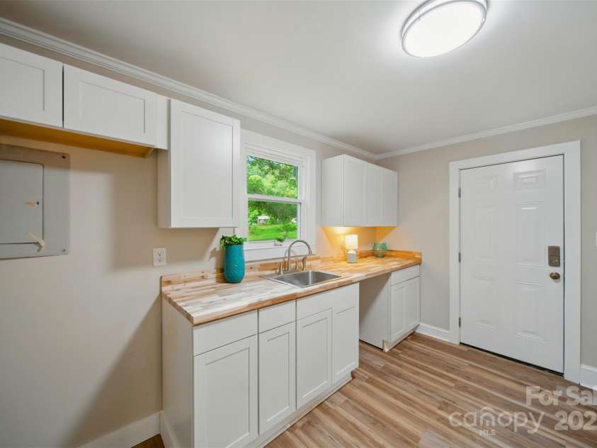 407 Cummings Street, Rock Hill, SC 29730.  MLS# CAR4269906, YatesRealty ID 19851. 