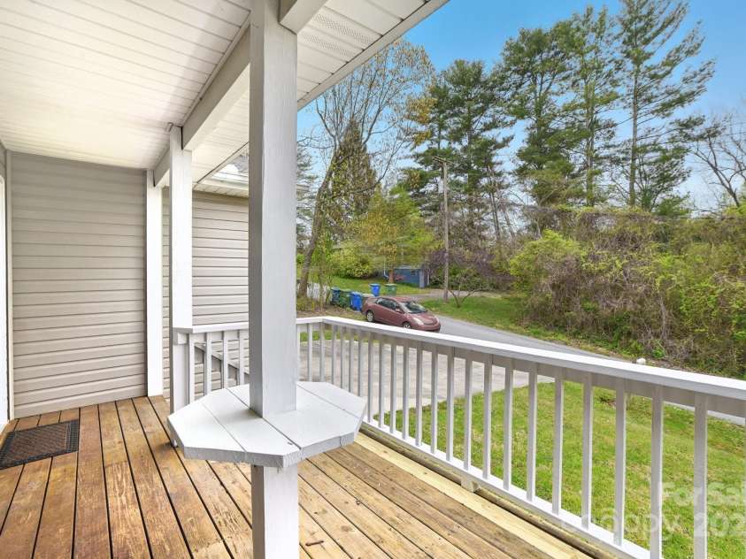 510 Laurel Street, Hendersonville, NC 28792.  MLS# CAR4246703, YatesRealty ID 19852. 