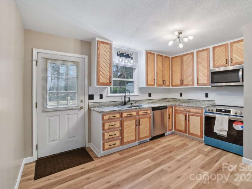 510 Laurel Street, Hendersonville, NC 28792.  MLS# CAR4246703, YatesRealty ID 19852. 