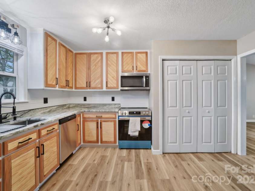 510 Laurel Street, Hendersonville, NC 28792.  MLS# CAR4246703, YatesRealty ID 19852. 