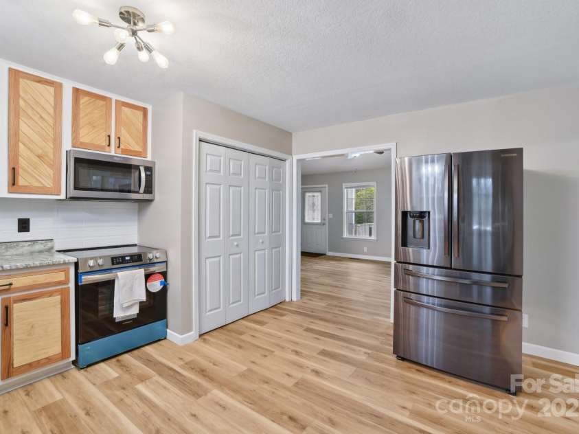 510 Laurel Street, Hendersonville, NC 28792.  MLS# CAR4246703, YatesRealty ID 19852. 