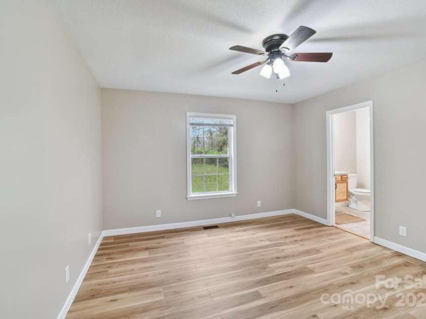 510 Laurel Street, Hendersonville, NC 28792.  MLS# CAR4246703, YatesRealty ID 19852. 