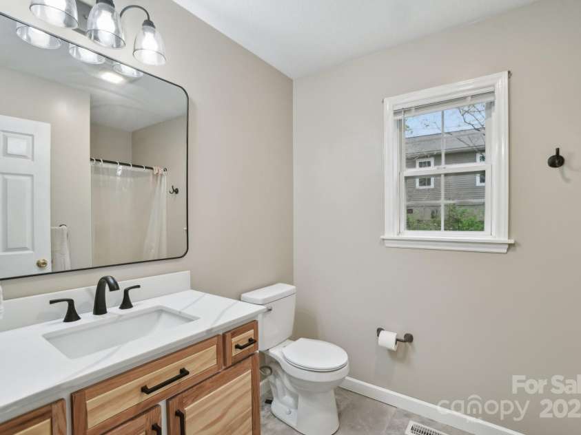 510 Laurel Street, Hendersonville, NC 28792.  MLS# CAR4246703, YatesRealty ID 19852. 