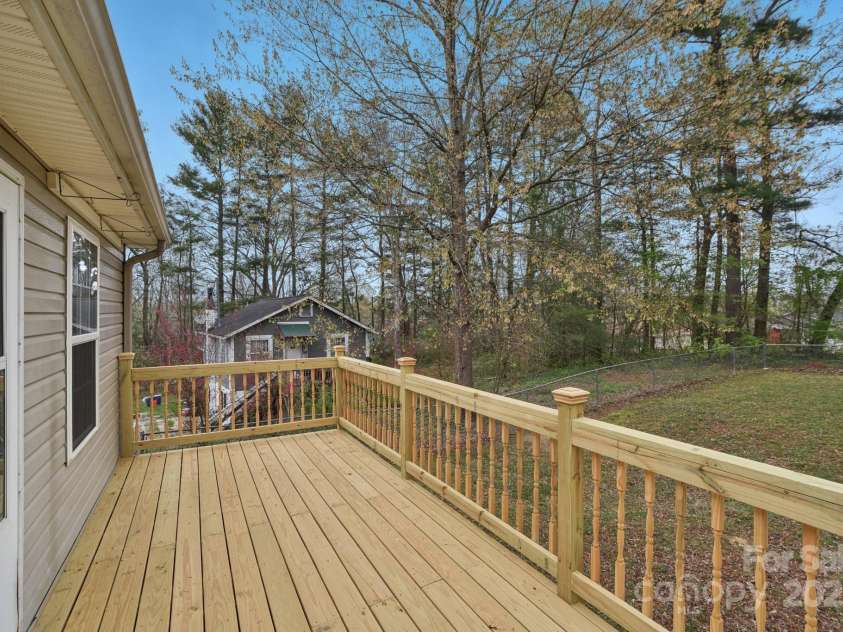 510 Laurel Street, Hendersonville, NC 28792.  MLS# CAR4246703, YatesRealty ID 19852. 