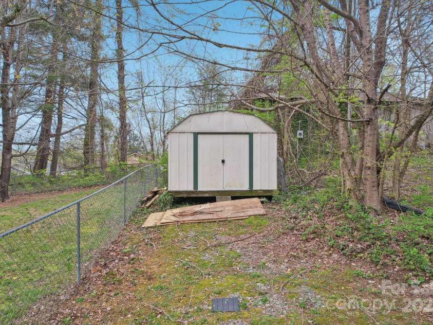 510 Laurel Street, Hendersonville, NC 28792.  MLS# CAR4246703, YatesRealty ID 19852. 