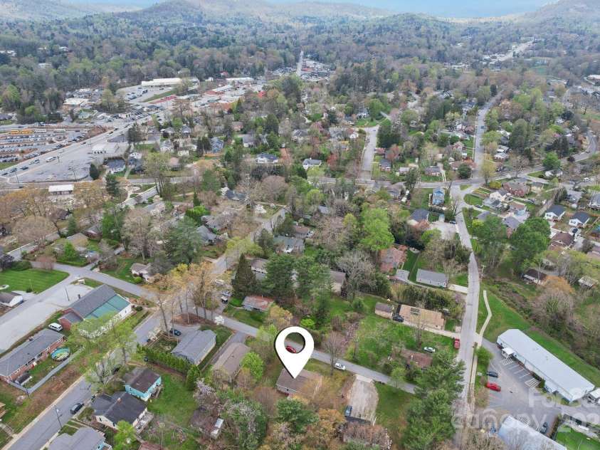 510 Laurel Street, Hendersonville, NC 28792.  MLS# CAR4246703, YatesRealty ID 19852. 