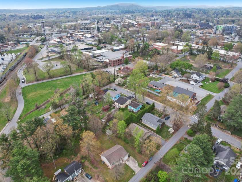 510 Laurel Street, Hendersonville, NC 28792.  MLS# CAR4246703, YatesRealty ID 19852. 