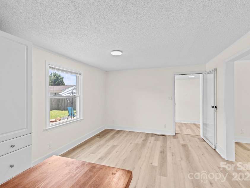 306 2nd Avenue Place, Conover, NC 28613.  MLS# CAR4270628, YatesRealty ID 19854. Walk to family room from kitchen