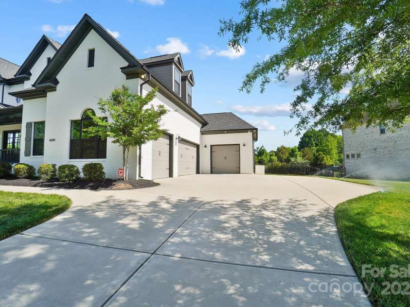 1005 Grand Oak Drive, Waxhaw, NC 28173.  MLS# CAR4253613, YatesRealty ID 19856. 4 car garage
