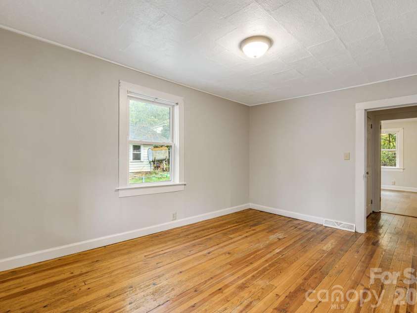 222 Glendale Avenue, Asheville, NC 28803.  MLS# CAR4307469, YatesRealty ID 19856. 