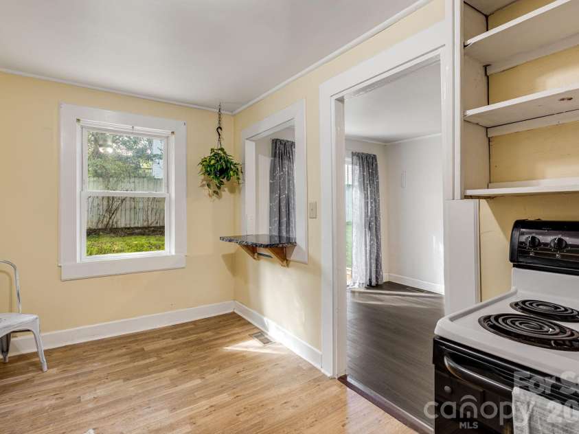 222 Glendale Avenue, Asheville, NC 28803.  MLS# CAR4307469, YatesRealty ID 19856. Kitchen