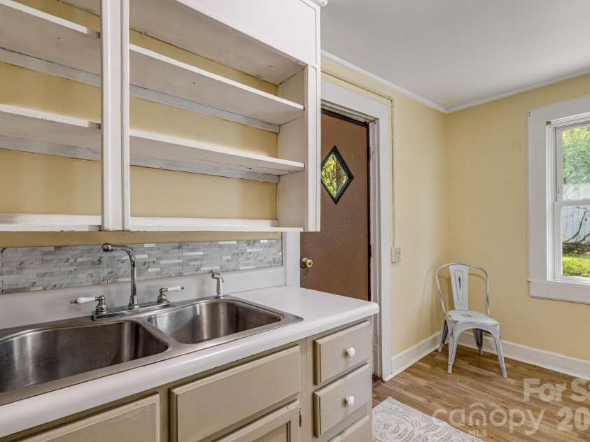 222 Glendale Avenue, Asheville, NC 28803.  MLS# CAR4307469, YatesRealty ID 19856. Kitchen