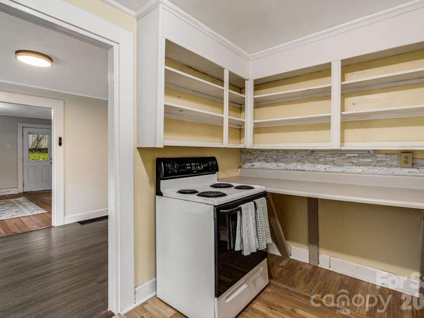 222 Glendale Avenue, Asheville, NC 28803.  MLS# CAR4307469, YatesRealty ID 19856. Kitchen and stove