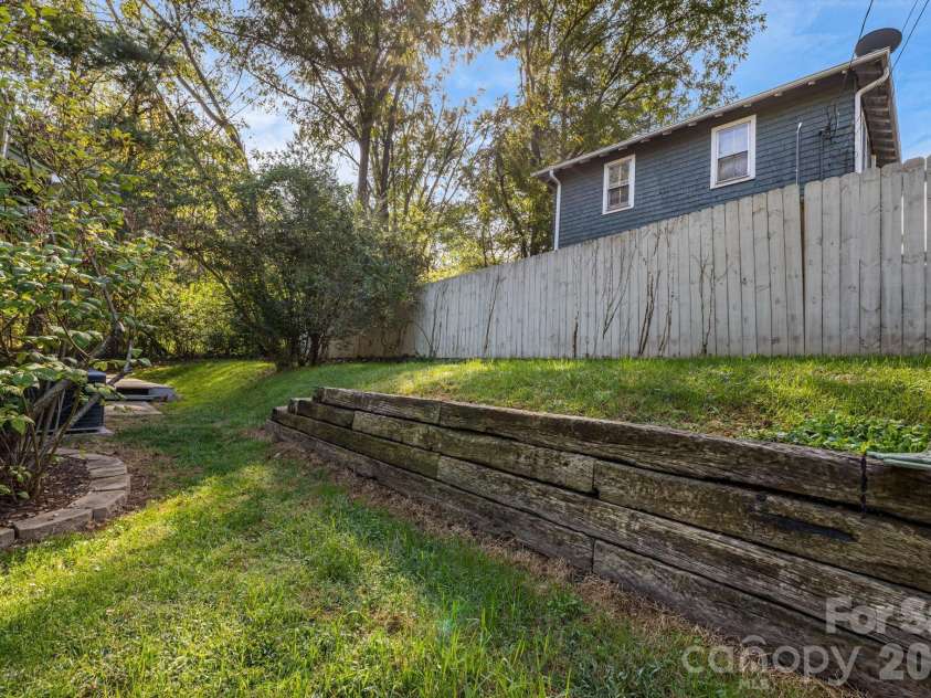 222 Glendale Avenue, Asheville, NC 28803.  MLS# CAR4307469, YatesRealty ID 19856. Side Yard