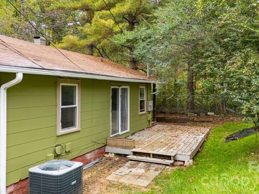 222 Glendale Avenue, Asheville, NC 28803.  MLS# CAR4307469, YatesRealty ID 19856. Side yard and deck