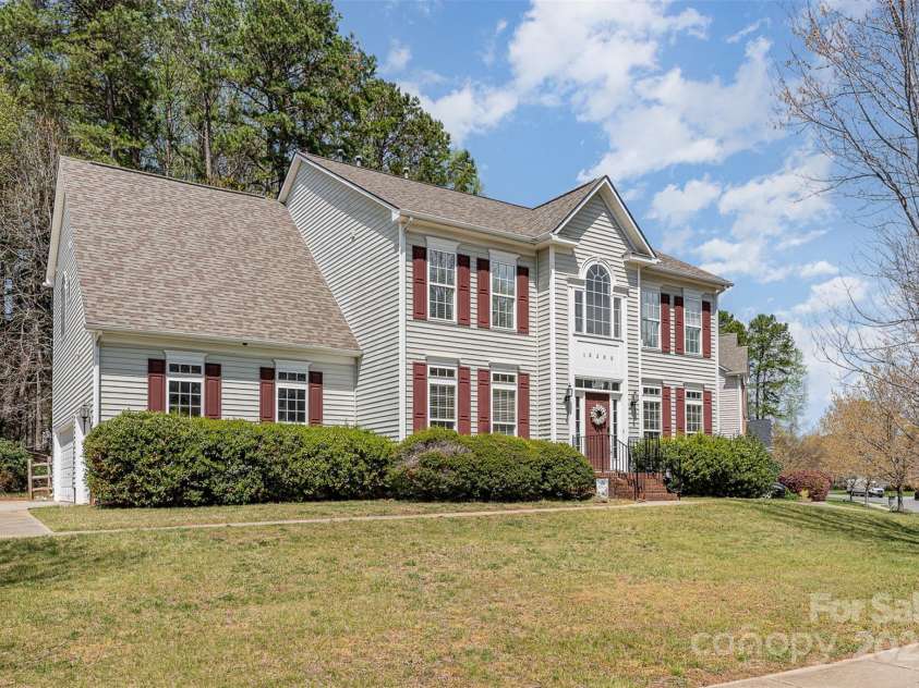 10200 Rivendell Lane, Charlotte, NC 28269.  MLS# CAR4237612, YatesRealty ID 19858. 