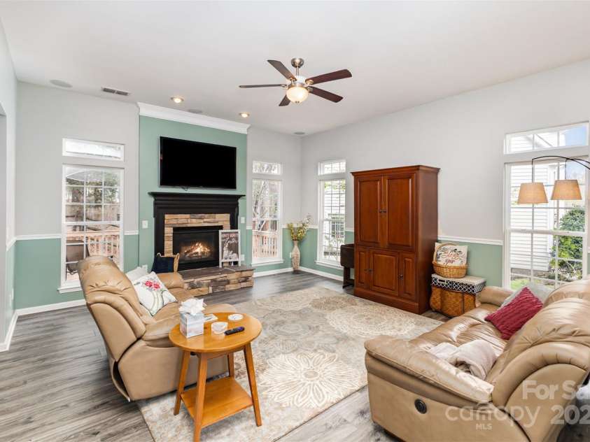 10200 Rivendell Lane, Charlotte, NC 28269.  MLS# CAR4237612, YatesRealty ID 19858. 