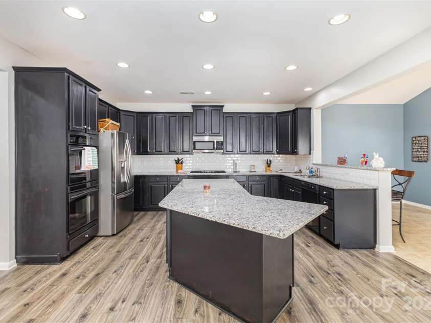 10200 Rivendell Lane, Charlotte, NC 28269.  MLS# CAR4237612, YatesRealty ID 19858. 