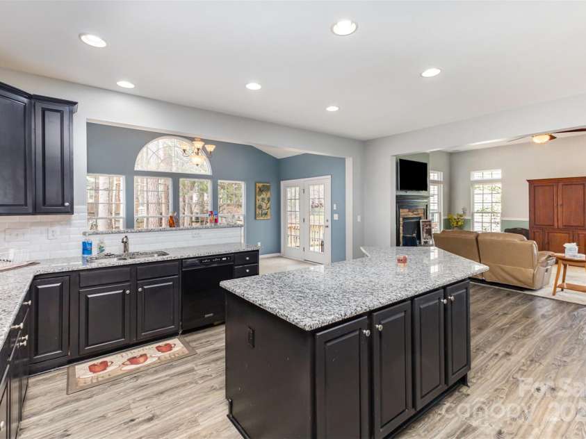 10200 Rivendell Lane, Charlotte, NC 28269.  MLS# CAR4237612, YatesRealty ID 19858. 