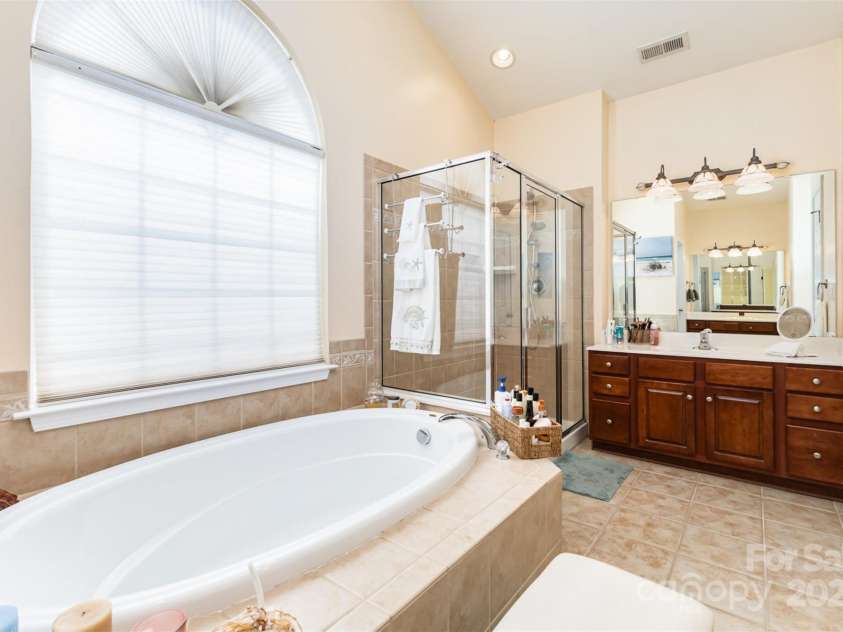 10200 Rivendell Lane, Charlotte, NC 28269.  MLS# CAR4237612, YatesRealty ID 19858. 