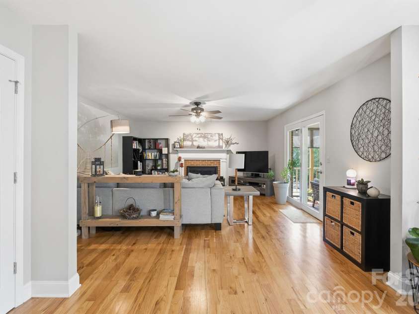 134 31st Avenue Court, Hickory, NC 28601.  MLS# CAR4369505, YatesRealty ID 19858. 