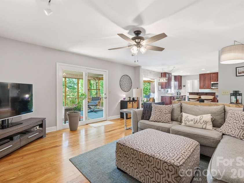 134 31st Avenue Court, Hickory, NC 28601.  MLS# CAR4369505, YatesRealty ID 19858. 