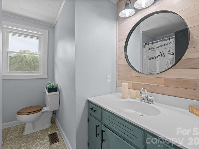 2310 24th Avenue, Hickory, NC 28601.  MLS# CAR4293562, YatesRealty ID 1986. Full bath - upstairs