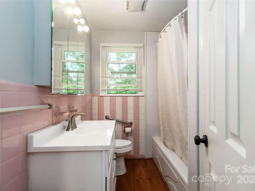 5111 Tewkesbury Road, Charlotte, NC 28269.  MLS# CAR4267332, YatesRealty ID 19861. 