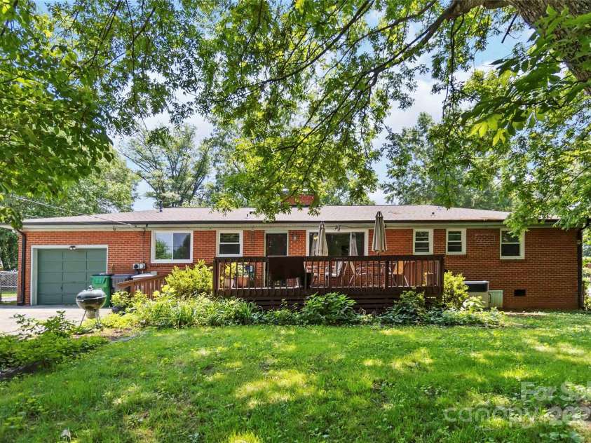 5111 Tewkesbury Road, Charlotte, NC 28269.  MLS# CAR4267332, YatesRealty ID 19861. 