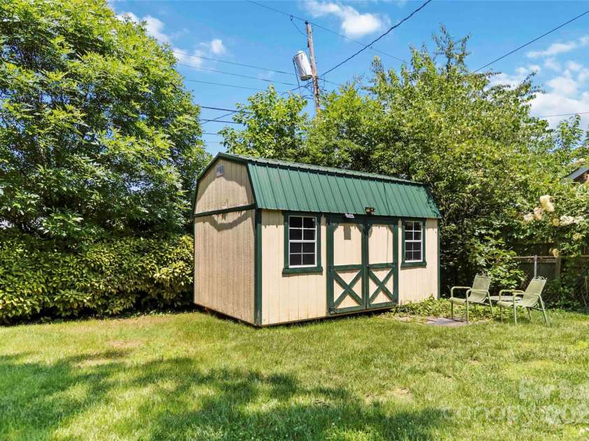 5111 Tewkesbury Road, Charlotte, NC 28269.  MLS# CAR4267332, YatesRealty ID 19861. 