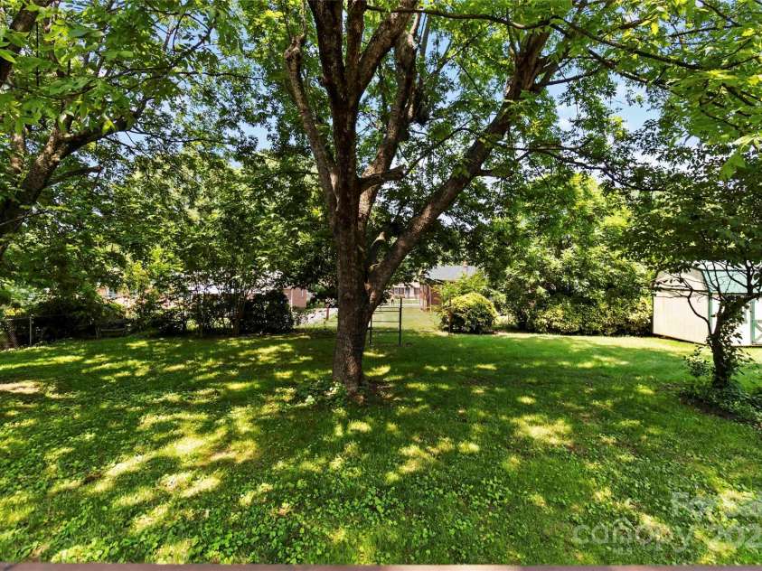 5111 Tewkesbury Road, Charlotte, NC 28269.  MLS# CAR4267332, YatesRealty ID 19861. 