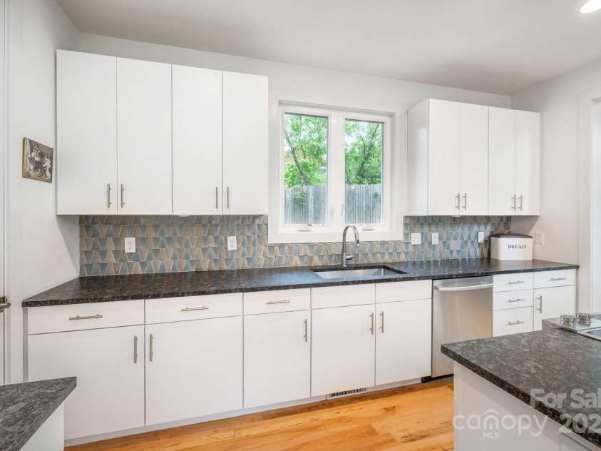 77 5th Avenue, Asheville, NC 28806.  MLS# CAR4257999, YatesRealty ID 19862. Granite counter tops, stainless farmhouse sink