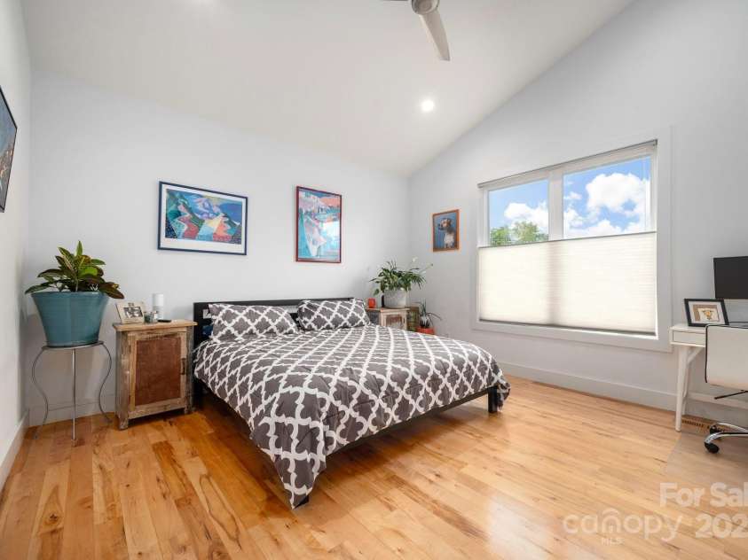 77 5th Avenue, Asheville, NC 28806.  MLS# CAR4257999, YatesRealty ID 19862. Large Primary bedroom