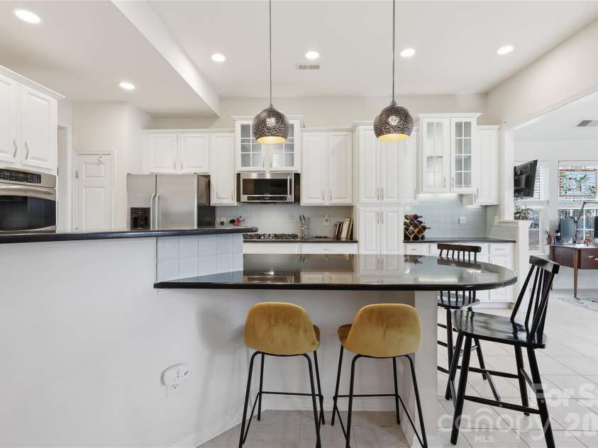 7135 Meyer Road, Fort Mill, SC 29715.  MLS# CAR4377464, YatesRealty ID 19864. Breakfast Bar