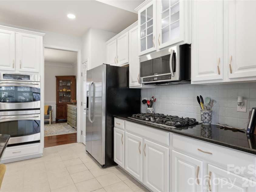 7135 Meyer Road, Fort Mill, SC 29715.  MLS# CAR4377464, YatesRealty ID 19864. Functional Kitchen - gas cooktop, double ovens, microwave