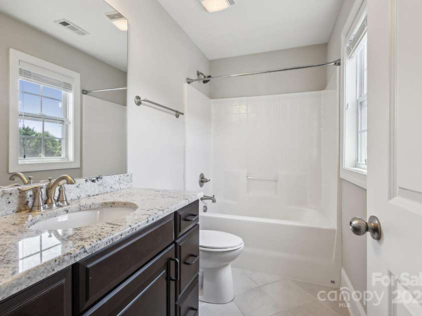 907 Ospre Lane, Fort Mill, SC 29708.  MLS# CAR4254427, YatesRealty ID 19864. En-suite bathroom - upper floor