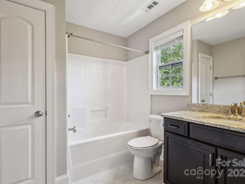 907 Ospre Lane, Fort Mill, SC 29708.  MLS# CAR4254427, YatesRealty ID 19864. En-suite bathroom - upper floor