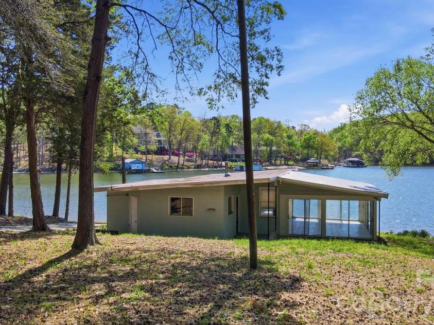 15609 Chatfield Drive, Charlotte, NC 28278.  MLS# CAR4371111, YatesRealty ID 19867. 