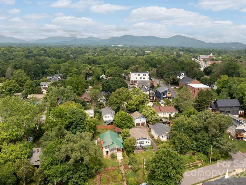 41 Michigan Avenue, Asheville, NC 28806.  MLS# CAR4263731, YatesRealty ID 19868. Home Set in the Blue Ridge Mountains