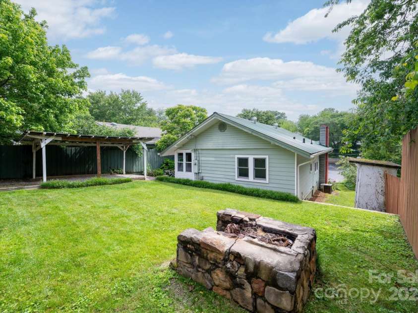 41 Michigan Avenue, Asheville, NC 28806.  MLS# CAR4263731, YatesRealty ID 19868. Level Back Yard