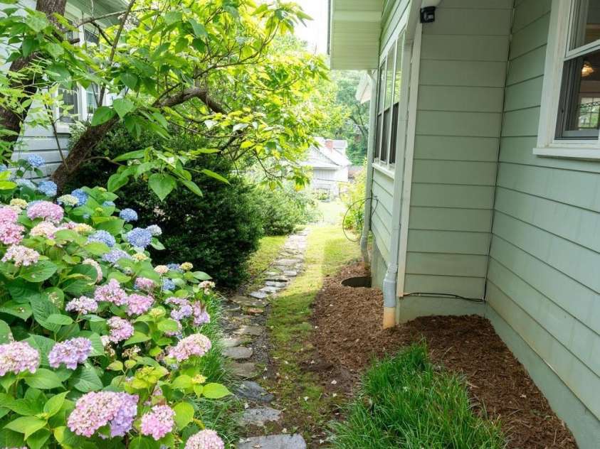 41 Michigan Avenue, Asheville, NC 28806.  MLS# CAR4263731, YatesRealty ID 19868. Path to the Front Yard