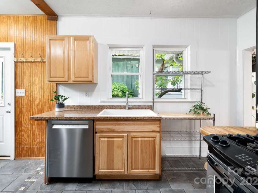 41 Michigan Avenue, Asheville, NC 28806.  MLS# CAR4263731, YatesRealty ID 19868. Stainless Steel Appliances