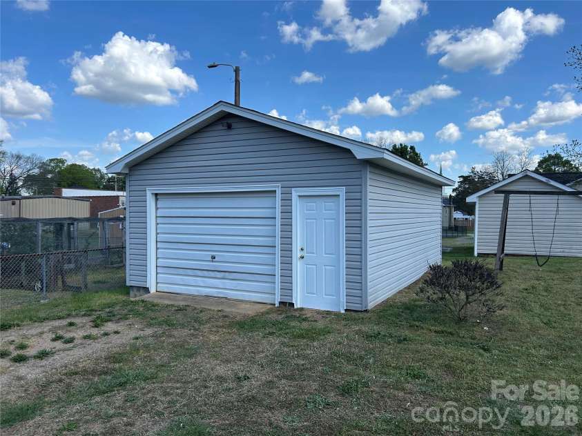 604 Dodge Street, Kannapolis, NC 28083.  MLS# CAR4365867, YatesRealty ID 19869. 