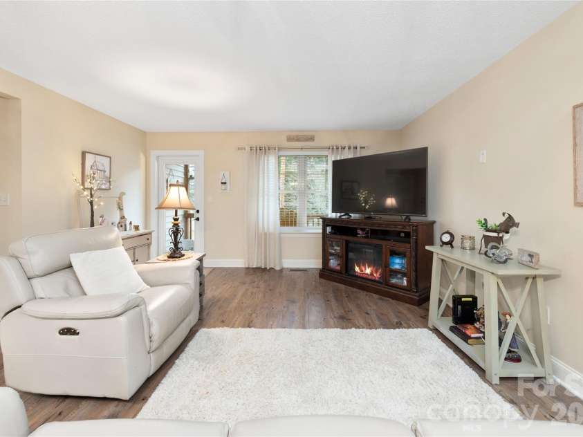 252 Wash Creek Drive, Hendersonville, NC 28739.  MLS# CAR4334994, YatesRealty ID 1987. 