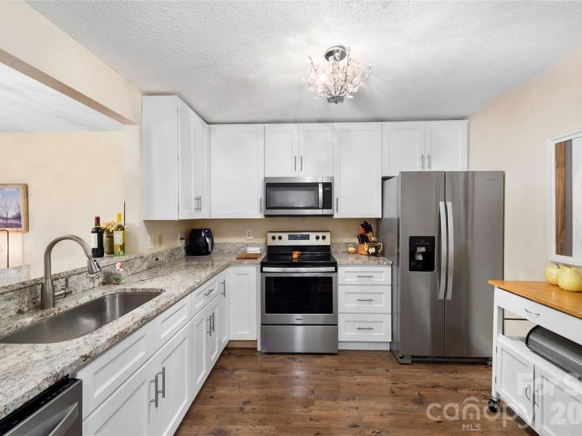 252 Wash Creek Drive, Hendersonville, NC 28739.  MLS# CAR4334994, YatesRealty ID 1987. Cabinets to The Ceiling! 